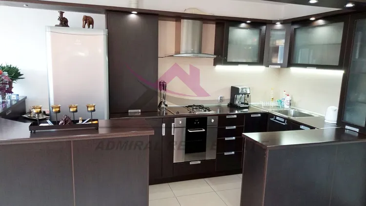 Търсена Локация! Просторен и уютен! Тристаен- Базар Левски 1